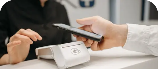 persona pagando electronicamente